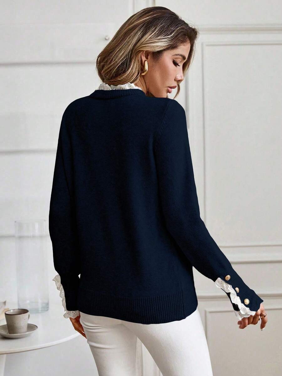 Livia™ | Striktrøje Med Blondekant Og Knapdetaljer